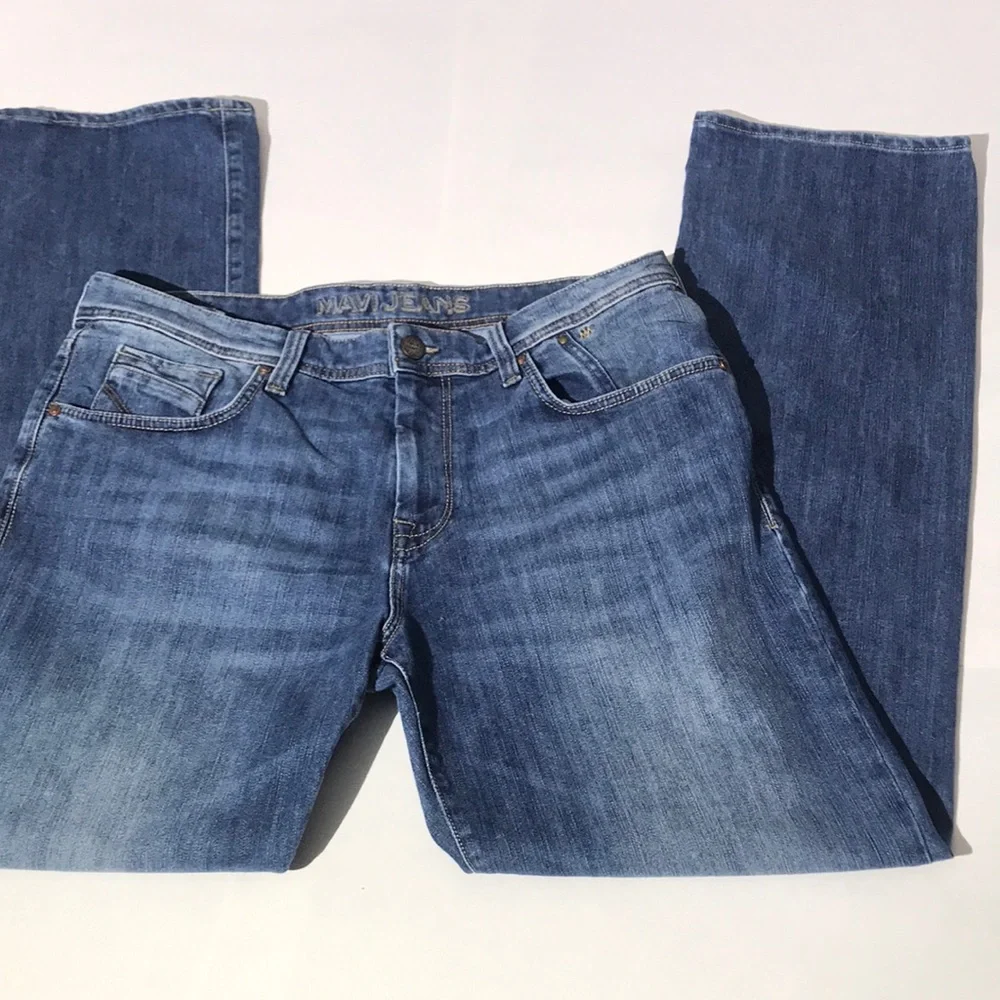 Mavi Jeans mens size 36 by 34 medium wash the Matt straight leg denim